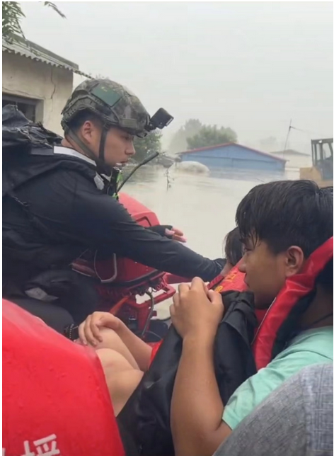 救援一線畫面！紅十字救援隊(duì)馳援南陽轉(zhuǎn)移受困群眾!