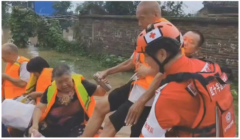 救援一線畫面！紅十字救援隊(duì)馳援南陽轉(zhuǎn)移受困群眾!