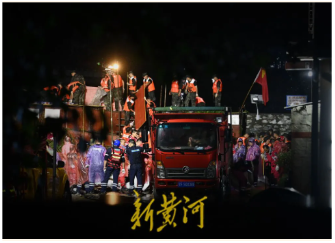 河南社旗縣趙河出現(xiàn)堤壩滲透險情，深夜直擊搶險