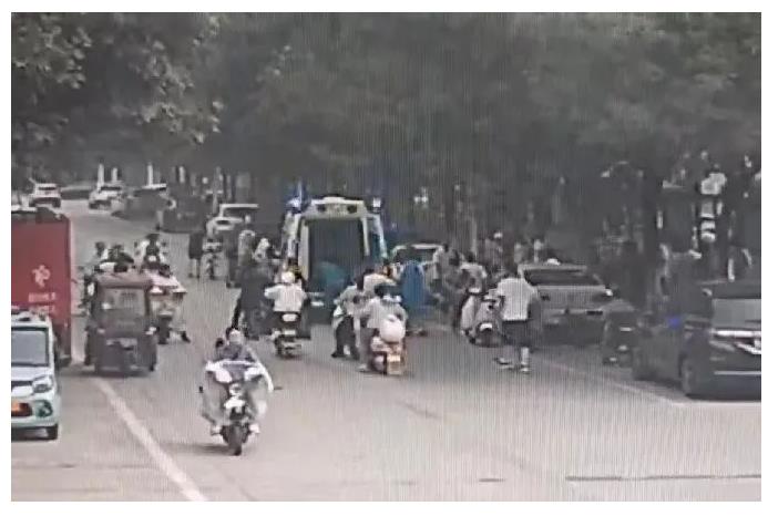 生死競(jìng)速！濮陽(yáng)一護(hù)士抓住“黃金4分鐘”跪地救援，跑贏死神！