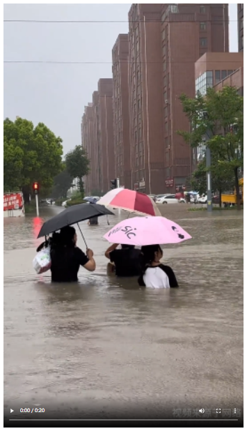 暴雨中，他用身體為行人豎起安全警示牌……