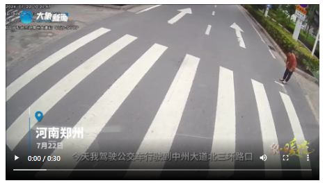 象·暖流丨你停車禮讓，我鞠躬致謝，這一幕讓人動容