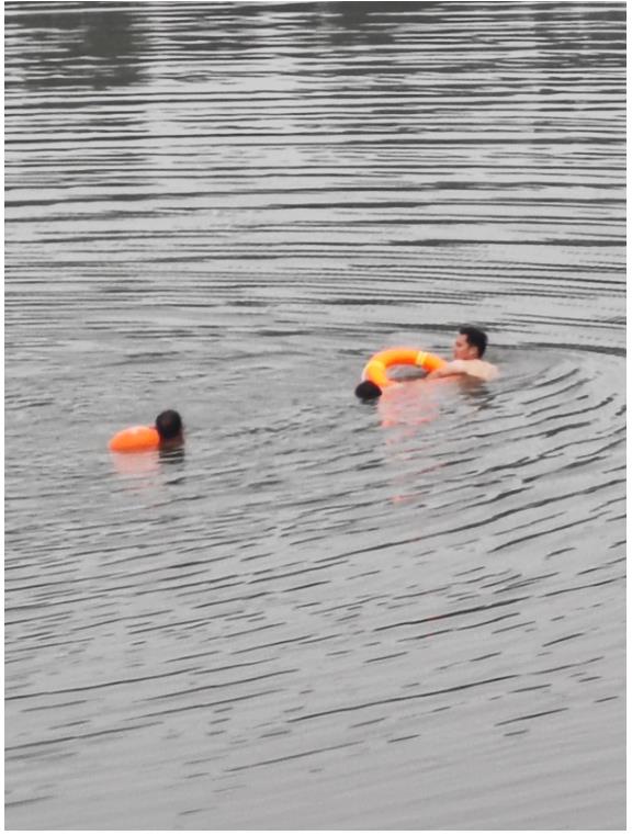 金堤畔揚見義勇為 波濤中顯英雄本色