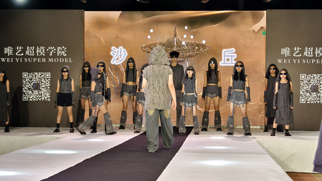 超模風格時尚大秀在駐馬店市體育場華麗綻放