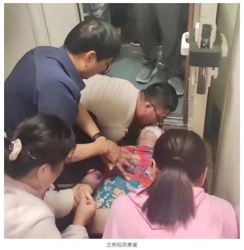 一趟列車，他三次出手！