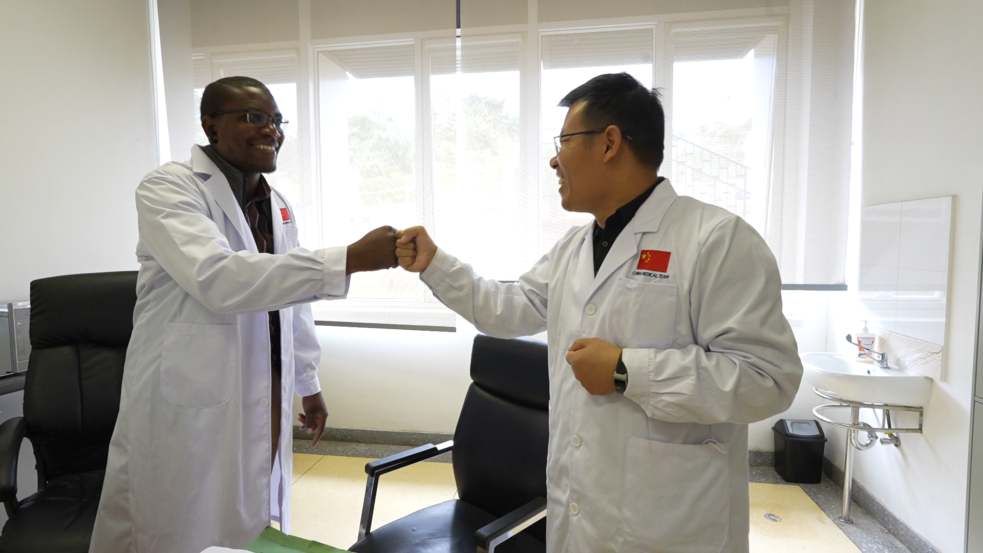 既能拿手術(shù)刀，又能拿螺絲刀 這群醫(yī)生在非洲被夸出了花