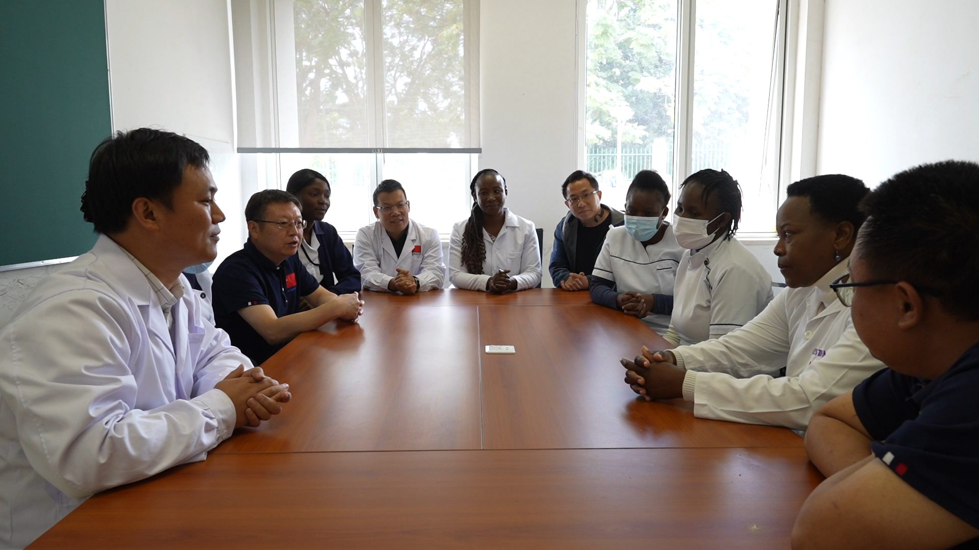 既能拿手術(shù)刀，又能拿螺絲刀 這群醫(yī)生在非洲被夸出了花