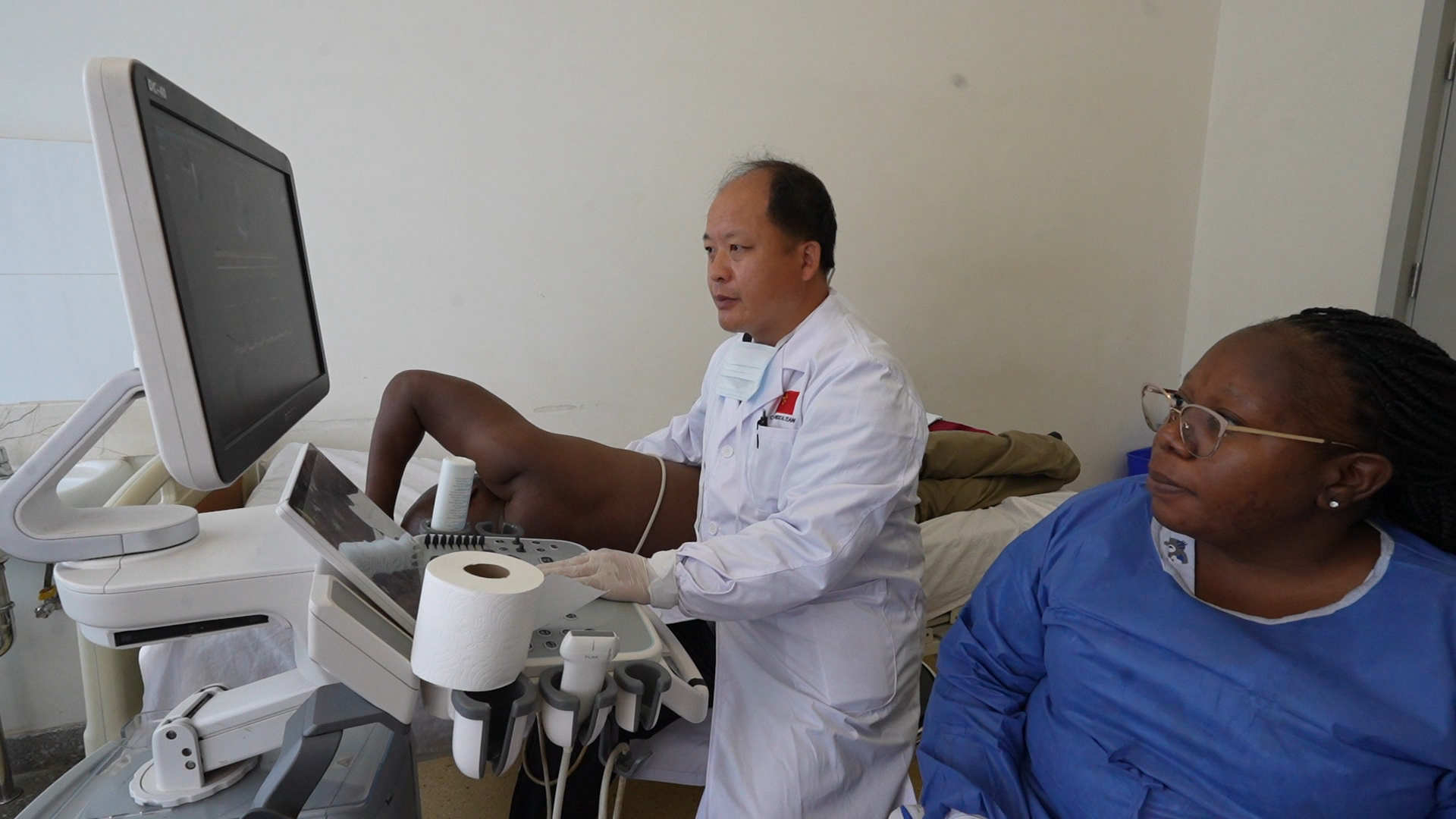 既能拿手術(shù)刀，又能拿螺絲刀 這群醫(yī)生在非洲被夸出了花