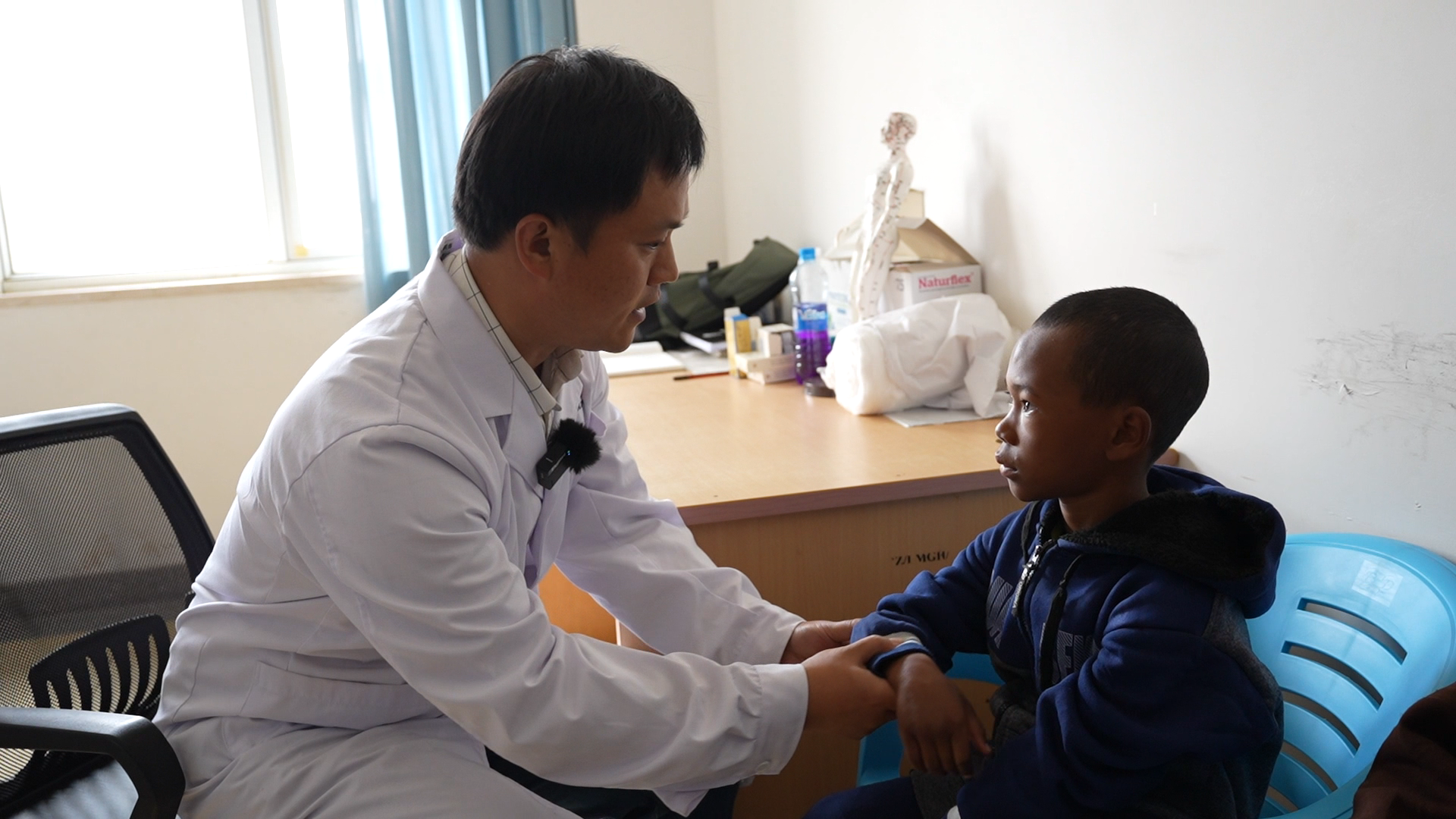 既能拿手術(shù)刀，又能拿螺絲刀 這群醫(yī)生在非洲被夸出了花