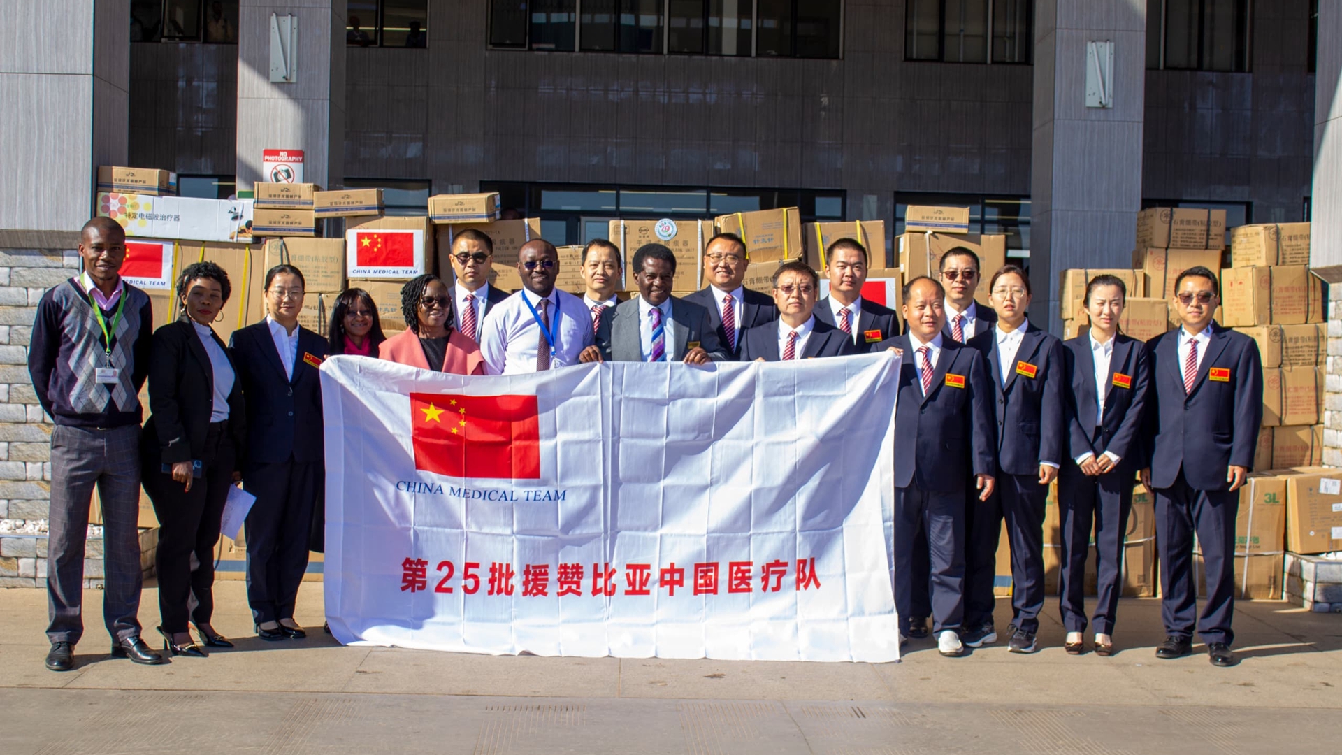 既能拿手術(shù)刀，又能拿螺絲刀 這群醫(yī)生在非洲被夸出了花