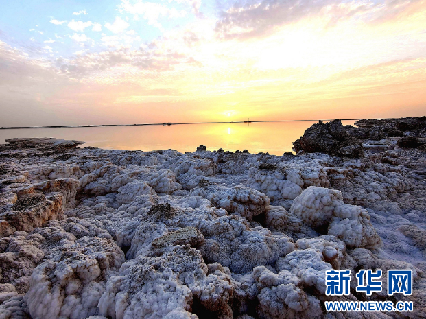 新疆若羌縣：嘆為觀止！羅布泊腹地“水上雅丹”夢幻綺麗