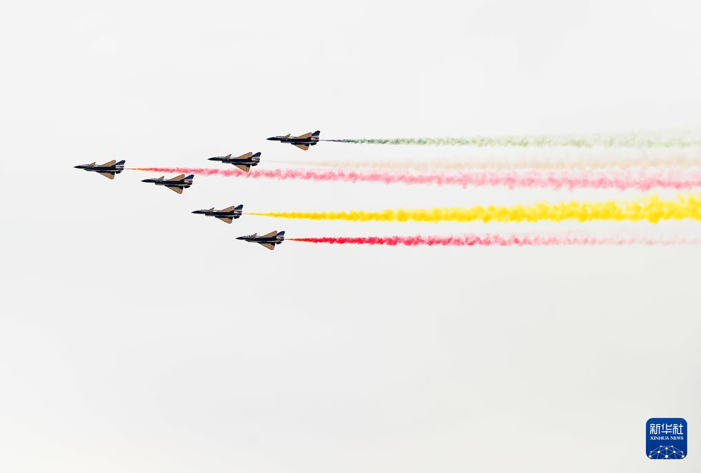 首次！中國空軍運-20與殲-10表演機編隊飛越金字塔