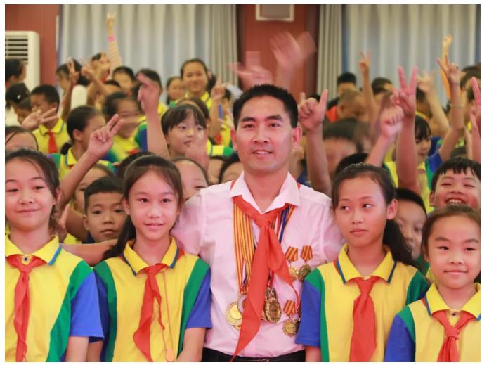 全國“最美教師”劉秀祥：我愿做大山深處孩子的守夢人 | 我與教育強國共成長