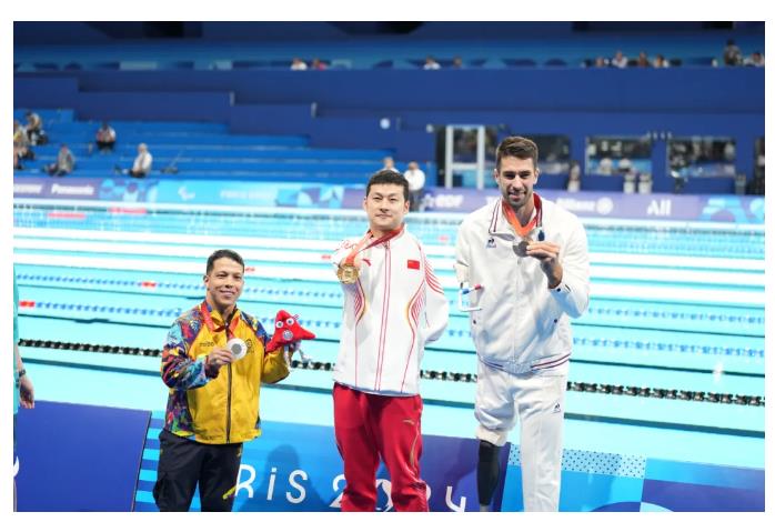 河南小伙兒王金剛巴黎奪金！