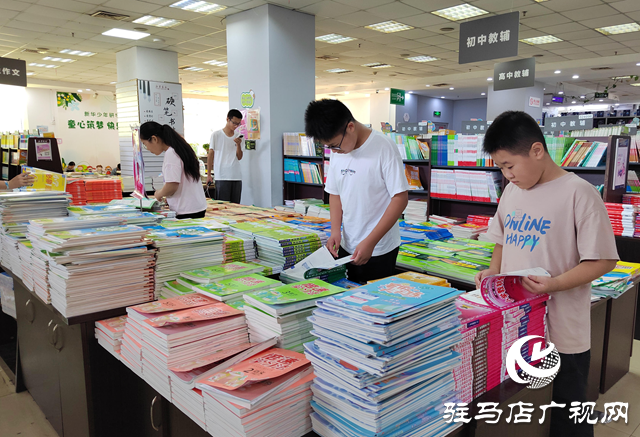 開(kāi)學(xué)季 駐馬店書店迎來(lái)購(gòu)書熱潮