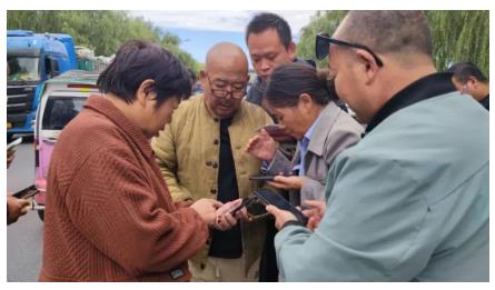贊！外地貨車側(cè)翻，一幫滑縣人圍著司機買貨塞錢，幫其減損