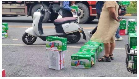 贊！外地貨車側(cè)翻，一幫滑縣人圍著司機買貨塞錢，幫其減損