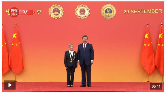 獨家視頻丨習近平向路生梅頒授“人民醫(yī)護工作者”國家榮譽稱號獎章