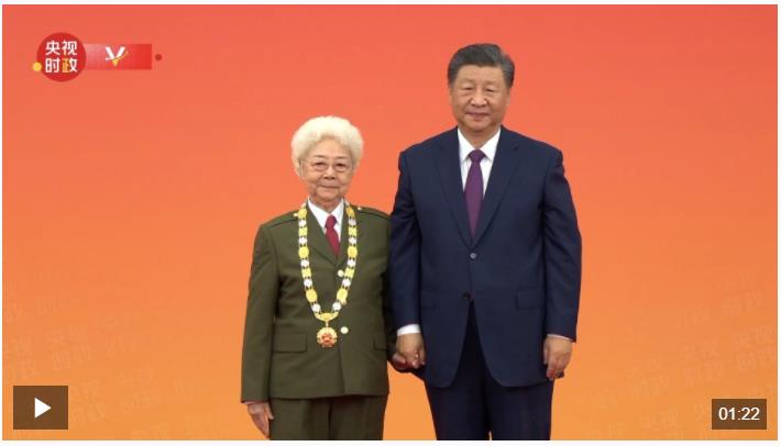 獨(dú)家視頻丨習(xí)近平向田華頒授“人民藝術(shù)家”國(guó)家榮譽(yù)稱號(hào)獎(jiǎng)?wù)? width=