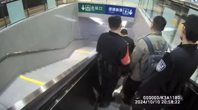 從243公里降至105公里！旅客這個(gè)行為致列車(chē)降速運(yùn)行3分鐘，警方：拘留！