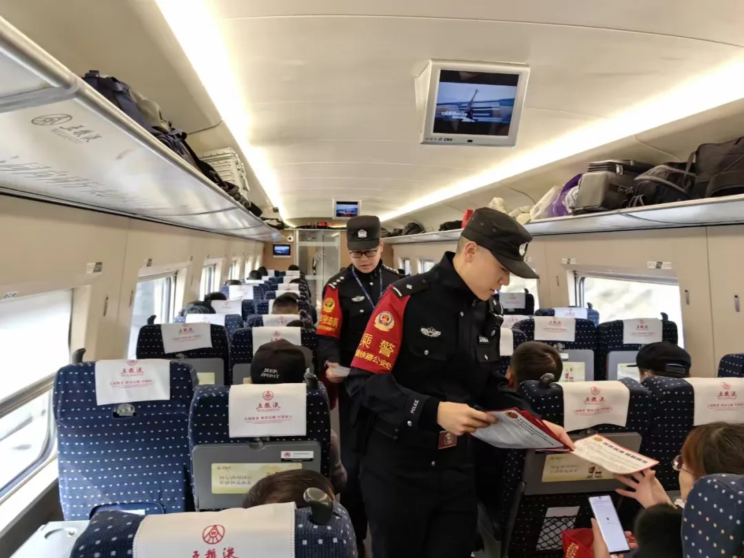 從243公里降至105公里！旅客這個(gè)行為致列車(chē)降速運(yùn)行3分鐘，警方：拘留！
