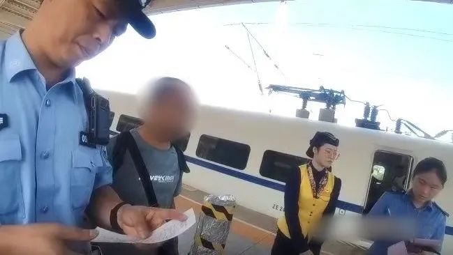 從243公里降至105公里！旅客這個(gè)行為致列車(chē)降速運(yùn)行3分鐘，警方：拘留！