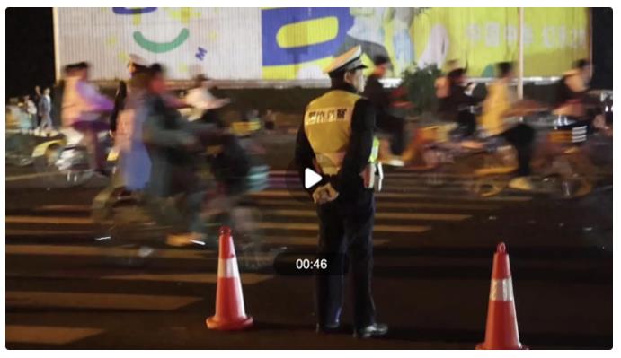 銳評(píng)｜主打“聽(tīng)勸”，叫?！耙跪T開(kāi)封”未嘗不是個(gè)溫暖的結(jié)尾