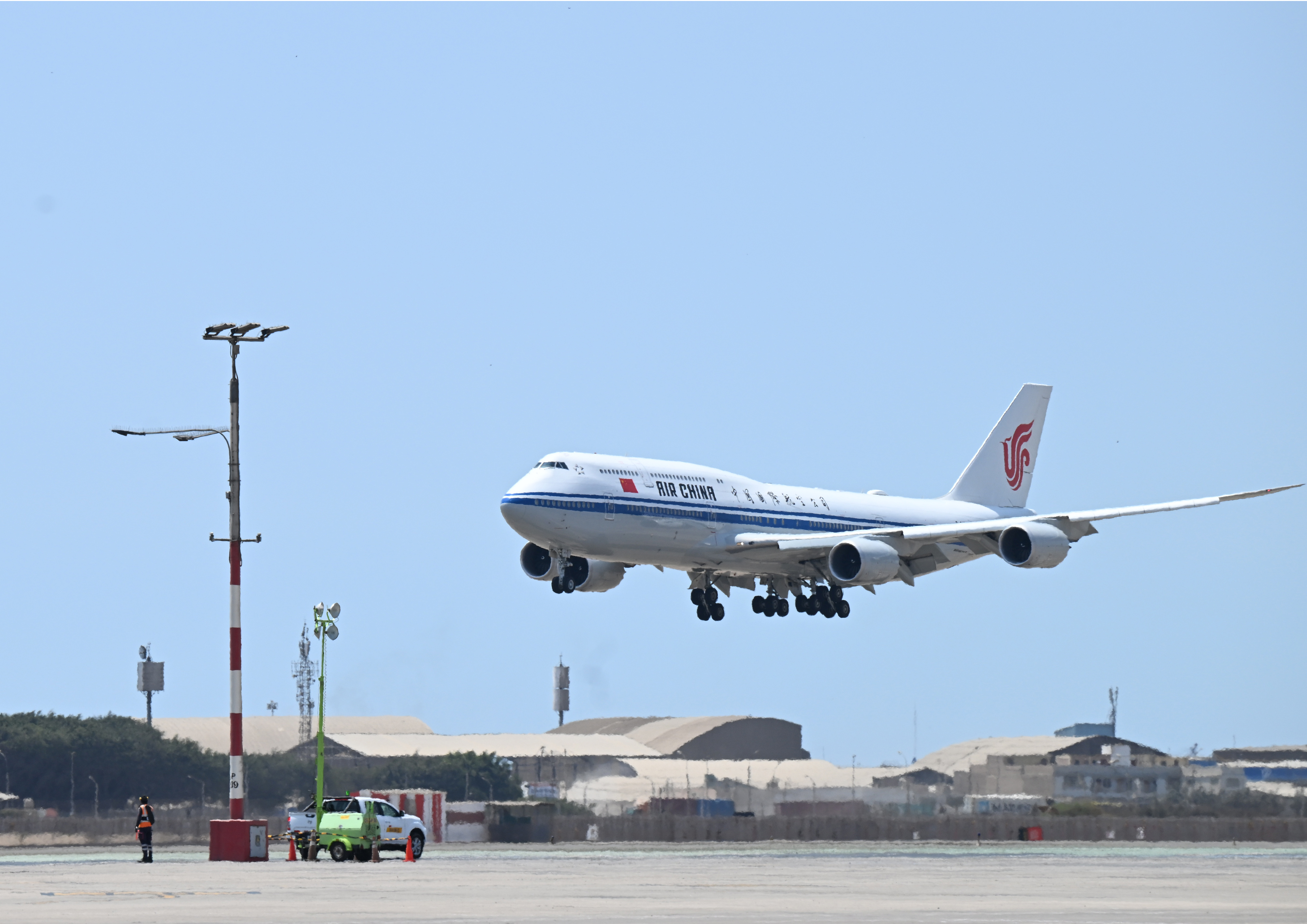 新華社快訊：國(guó)家主席習(xí)近平當(dāng)?shù)貢r(shí)間14日抵達(dá)秘魯首都利馬