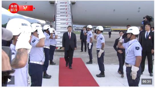 獨(dú)家視頻丨習(xí)近平步出艙門(mén) 巴西政府高級(jí)官員熱情迎接