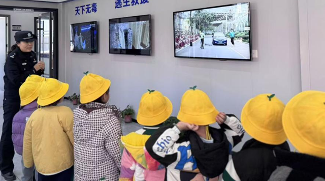 萌娃進警營 感恩遞溫情