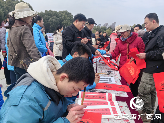 駐馬店市第四中學(xué)開展寫春聯(lián)剪窗花送祝?；顒?dòng)
