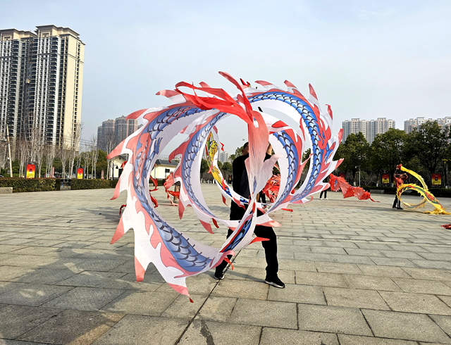 舞起“彩帶龍” 不負(fù)好春光
