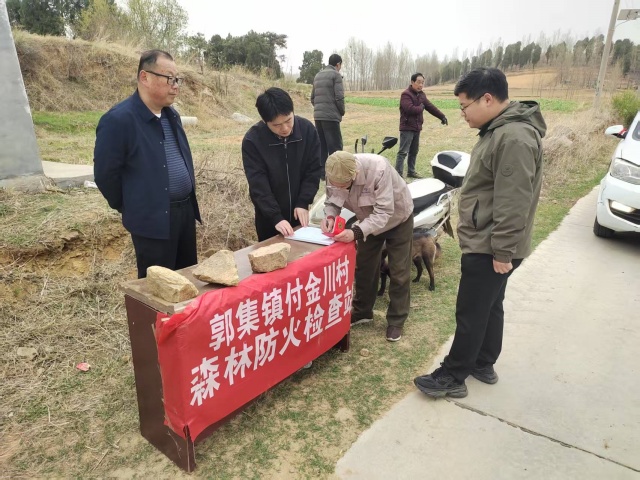  “駐村”更“助村” 筑牢森林“防火墻”