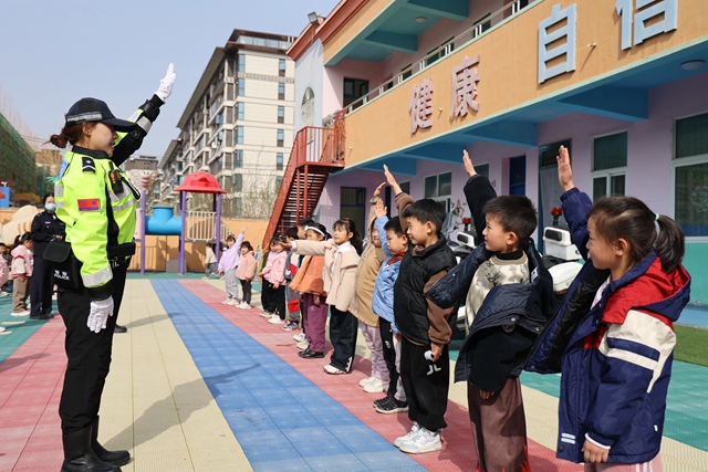 交警萌娃“童”行學(xué)安全！全國安全教育日護航幼兒成長