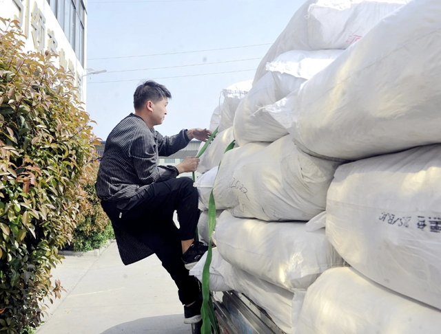 新蔡縣貝蒂針織：小襪子“織”出大產(chǎn)業(yè) 帶動(dòng)1500人“家門口”就業(yè)