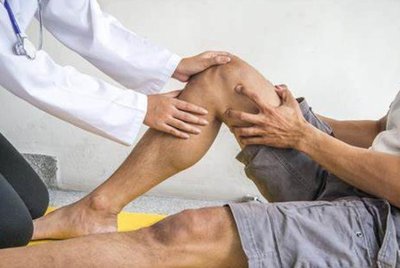 走路膝蓋突然“軟”一下？或許是這些疾病的信號