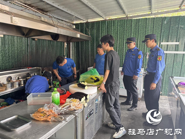  開(kāi)發(fā)區(qū)城市管理局：開(kāi)展燃?xì)獍踩挪檎喂ぷ? /></a></p>
<p>此次排查采取“白+黑”的工作模式開(kāi)展工作。白天主要對(duì)轄區(qū)內(nèi)店鋪進(jìn)行逐一排查，在檢查過(guò)程中執(zhí)法人員檢查商戶是否安裝燃?xì)庑孤秷?bào)警裝置、燃?xì)鈭?bào)警自閉閥、軟管長(zhǎng)度是否超過(guò)2米、燃?xì)鈭?bào)警器是否正常使用等落實(shí)情況。夜間執(zhí)法人員主要對(duì)流動(dòng)商販開(kāi)展工作，檢查燃?xì)夤艿览匣?、接口泄漏、違規(guī)使用“三無(wú)”燃?xì)庠罹?、是否私接三通等硬件?wèn)題、違規(guī)使用“三無(wú)”燃?xì)庠罹?、超期未檢鋼瓶;</p>
<p>行動(dòng)開(kāi)展以來(lái)，開(kāi)發(fā)區(qū)城管局各執(zhí)法中隊(duì)共出動(dòng)執(zhí)法人員120人次，檢查轄區(qū)內(nèi)涉氣商戶272家，發(fā)現(xiàn)燃?xì)鈫?wèn)題隱患30處，針對(duì)檢查中發(fā)現(xiàn)的問(wèn)題建立專項(xiàng)整治臺(tái)賬，并要求商戶立即整改或限期整改。工作中，執(zhí)法人員詳細(xì)向商戶講解燃?xì)獍踩R(shí)和違規(guī)使用燃?xì)獾奈：π裕酱偕虘羟袑?shí)提高安全意識(shí)，加強(qiáng)日常自查自糾，確保燃?xì)馐褂冒踩?/p>
<p style=