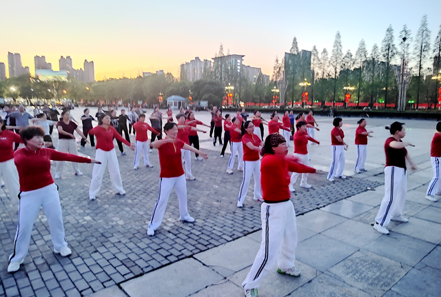 駐馬店：天中廣場(chǎng)躍動(dòng)“夜健康”  市民舞出春日新時(shí)尚