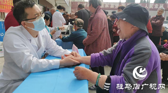  經(jīng)濟(jì)開發(fā)區(qū)賈莊居委會開展“愛心義診進(jìn)社區(qū) 健康咨詢暖人心”便民服務(wù)活動