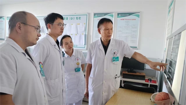 頭上小“疙瘩” 15年長成巨大瘤？專家出手“挖走”再“填平”