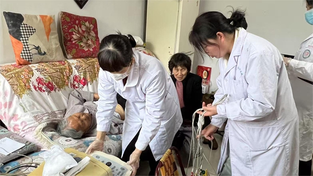  “零距離”守護健康！駐馬店市第二中醫(yī)院新華社區(qū)為失能老人上門體檢