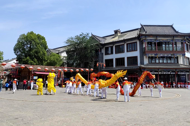 鞭龍舞動迎“五一”  全民健身展風(fēng)采