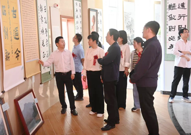 泌陽縣舉行迎“五一”書畫攝影展