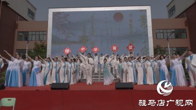 駐馬店第四中學(xué)舉辦親子經(jīng)典誦讀比賽