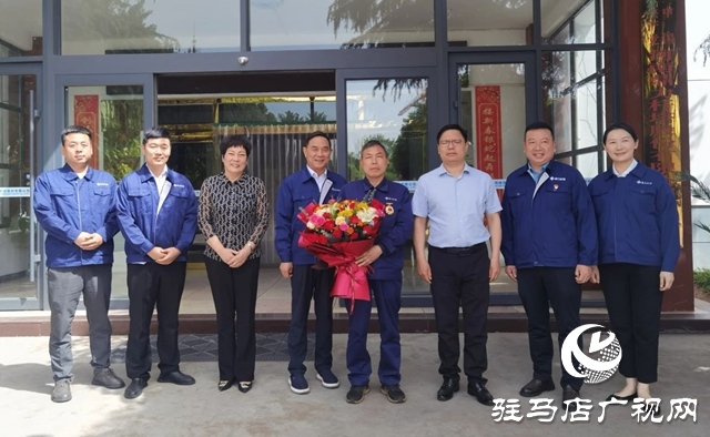  西平縣委副書記吳振國看望慰問全國勞動(dòng)模范康東華