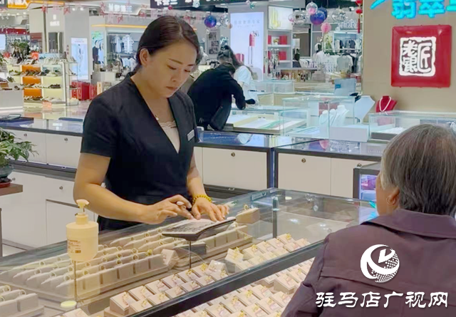 金價高位運行 首飾金“以舊換新”受熱捧