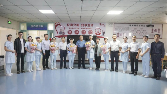  黃淮學(xué)院領(lǐng)導(dǎo)到駐馬店市第一人民醫(yī)院開展“5·12”護(hù)士節(jié)慰問活動