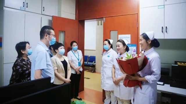 情暖護(hù)士節(jié)，關(guān)懷沁人心——駐馬店市衛(wèi)健委領(lǐng)導(dǎo)慰問(wèn)市中醫(yī)院一線護(hù)理工作者