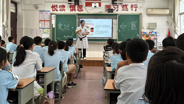  中醫(yī)文化進(jìn)校園，童趣課堂傳國粹——駐馬店市第二中醫(yī)院走進(jìn)實(shí)驗(yàn)小學(xué)南區(qū)開展中醫(yī)科普活動(dòng)