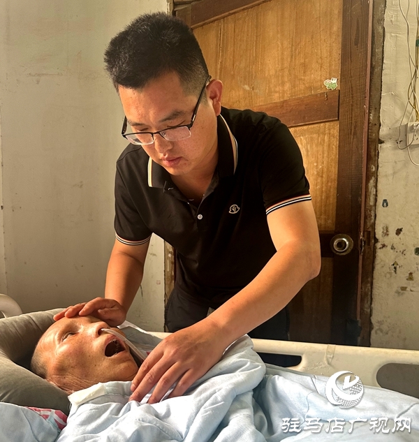 植物人母親床前3000個日夜的守護(hù)：平輿縣90后農(nóng)民陳賀明的孝道長征 